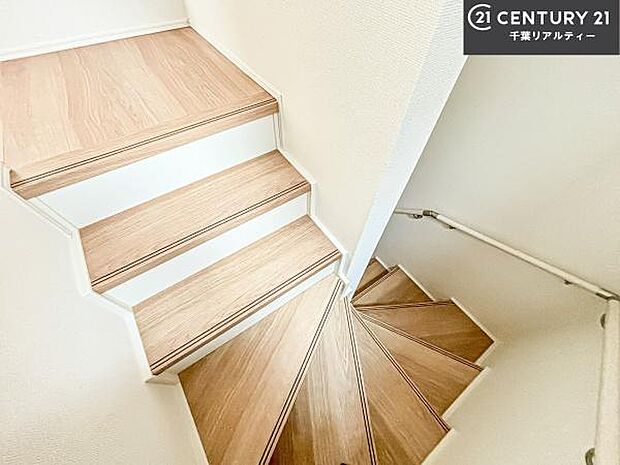 階段は明るく手摺りもついています。お子様やご年配の方も安心してご利用頂けますね。