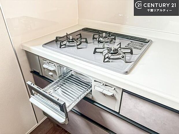 コンロは三口あるのでお料理の同時進行ができます。もちろんグリル付きです。調理スペースも広々している為作業がしやすい!