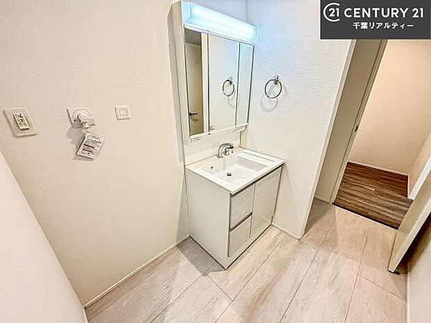 三面鏡仕様の洗面所は、身だしなみがしやすい造り!裏は収納になっています。ドライヤーやお化粧道具を片付けられるので洗面台周りをスッキリと見せることが出来ます!