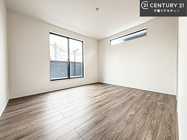 シンプルにデザインされているため、家具を選びません!お気に入りの家具を置いてくつろげる空間を作ることができます。