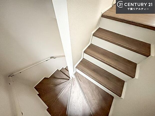 階段は明るく手摺りもついています。お子様やご年配の方も安心してご利用頂けますね。