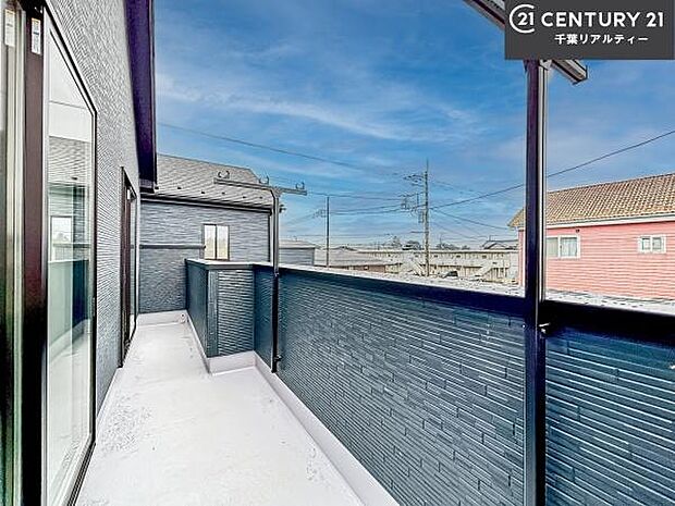 落ち着きある住宅街です!周囲には高い建物がなく、空が広く開放感があり、陽当たりを大きく遮られることもありません!気持ちの良い風が通り抜ける街並みです!