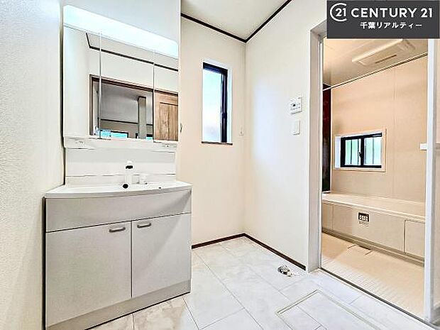 小窓付きの明るい洗面室です!湿気もすぐに入れ替えができて清潔に保つことができます!自然光が差し込むのでお化粧の仕上がりも良くなりますね!