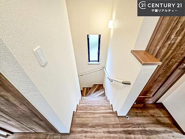 階段は明るく手摺りもついています。お子様やご年配の方も安心してご利用頂けますね。