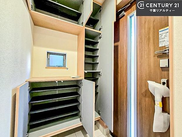 シューズボックス付きなので、玄関が片付きお掃除がしやすいです!スッキリした玄関で戸を開けた瞬間、清潔感のある心地いい空間が出迎えてくれます。