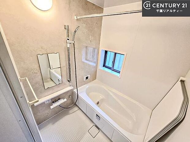 落ち着きある大人の雰囲気のバスルームは、シックなデザインでバスタイムが充実!お仕事頑張っているご褒美にお好みの匂いの入浴剤を入れて、楽しんでみてはいかがでしょうか?