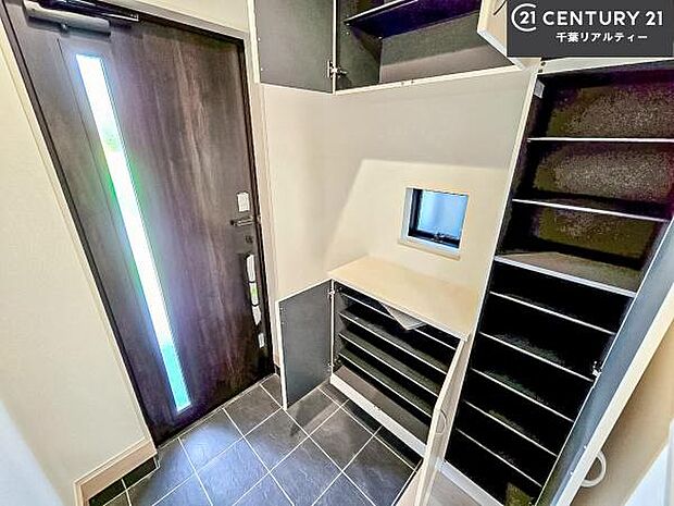 シューズボックス付きなので、玄関が片付きお掃除がしやすいです!スッキリした玄関で戸を開けた瞬間、清潔感のある心地いい空間が出迎えてくれます。