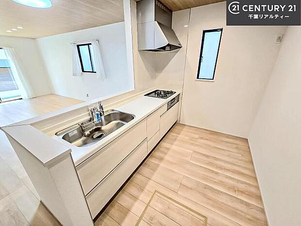 大人気の対面式システムキッチンを採用しています!ご家族のコミュニケーションが自然と増える設計です。お子様にも目が届くので嬉しいですね。収納力もあります!