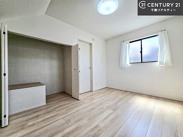 明るく温もりがあり、換気もしっかりできます!朝起きて、背伸びをしつつ深呼吸をし良い朝を迎え入れることが出来そうですね!