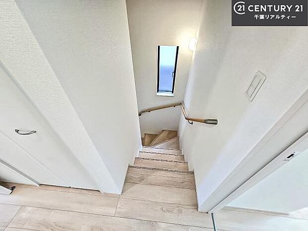 階段は明るく手摺りもついています。お子様やご年配の方も安心してご利用頂けますね。