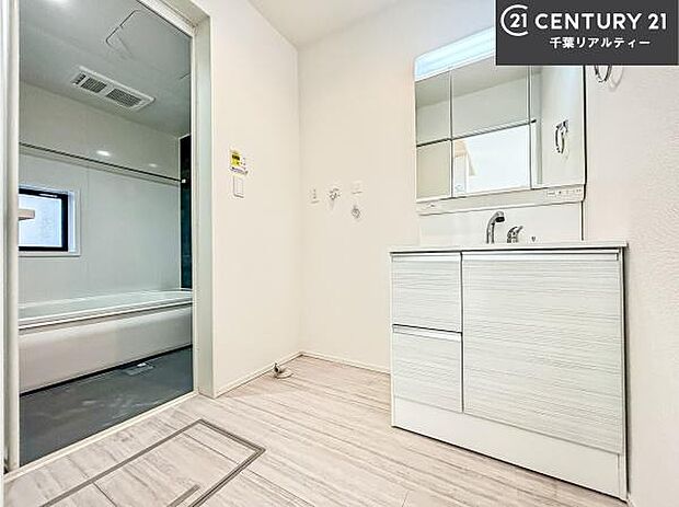 三面鏡仕様の洗面所は、身だしなみがしやすい造り!裏は収納になっています。ドライヤーやお化粧道具を片付けられるので洗面台周りをスッキリと見せることが出来ます!