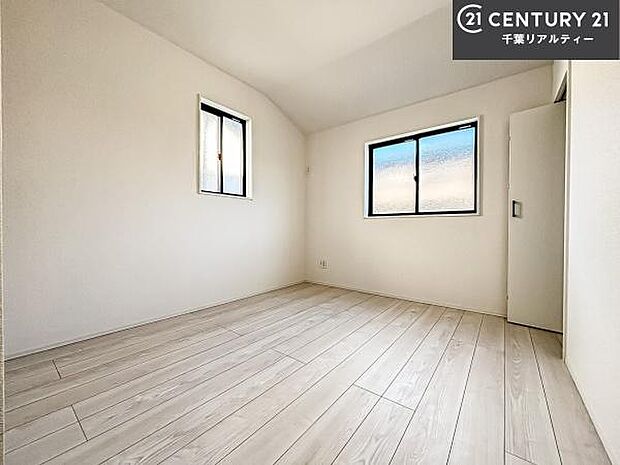 明るい室内は、風通しも良く、明るく大変居心地の良い空間となっております。リラックスして過ごせる心地の良いお部屋です!