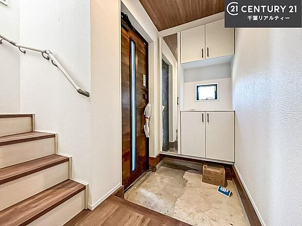 シューズボックス付きなので、玄関が片付きお掃除がしやすいです!スッキリした玄関で戸を開けた瞬間、清潔感のある心地いい空間が出迎えてくれます。