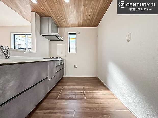 ゆとりある調理スペースで作業がしやすい快適なキッチンです!お子様と一緒にお菓子造りも楽しめる広々スペースです。楽しい調理時間になりそうですね!