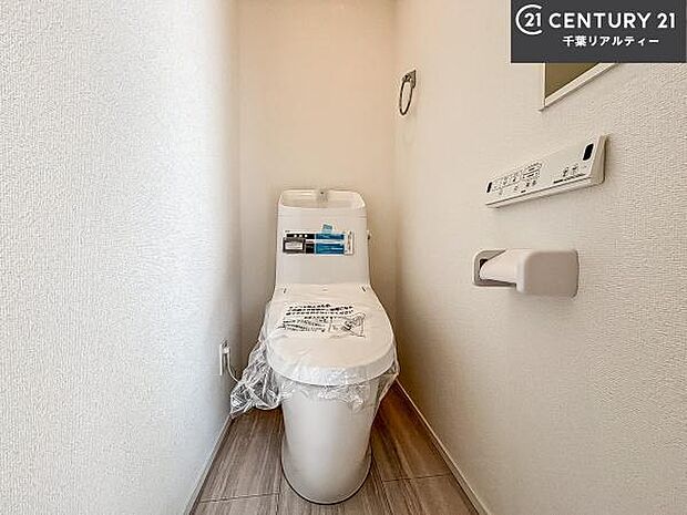 1・2階にトイレがございます!朝の忙しい時間帯も待たずにすみそうですね。白を基調とした清潔感のあるトイレでお手入れがしやすいです!