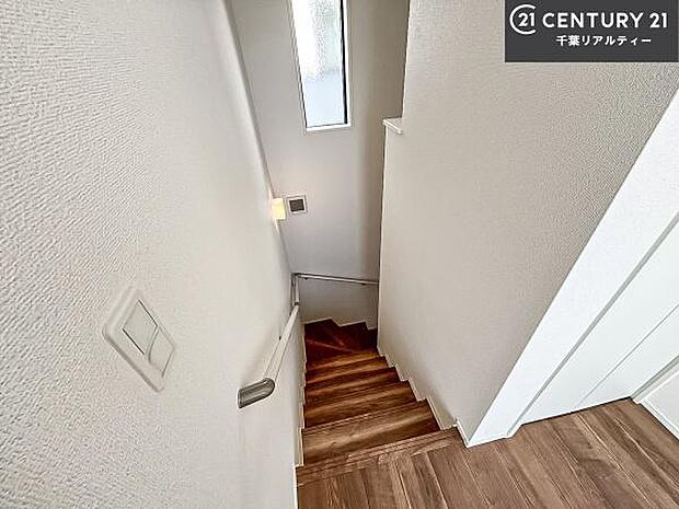 階段には手摺りが付いており、お子様やご年配の方も安心してご利用頂けます。明かり取りの窓も付いており、足元も安心ですね!