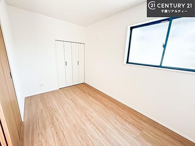 掃き出し窓がないお部屋は、お子様のお部屋としても安心です!収納スペースも充実しているので散らかったお部屋をサッと片付けられます!