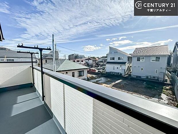 落ち着きある住宅街です!周囲には高い建物がなく、空が広く開放感があり、陽当たりを大きく遮られることもありません!気持ちの良い風が通り抜ける街並みです!