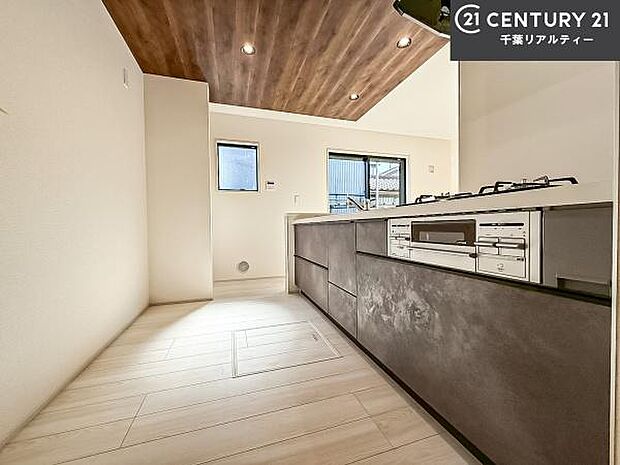 ゆとりある調理スペースで作業がしやすい快適なキッチンです!お子様と一緒にお菓子造りも楽しめる広々スペースです。楽しい調理時間になりそうですね!