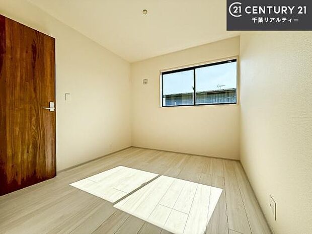 シンプルにデザインされているため、家具を選びません!お気に入りの家具を置いてくつろげる空間を作ることができます。