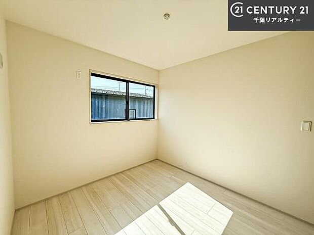 掃き出し窓がないお部屋は、お子様のお部屋としても安心です!収納スペースも充実しているので散らかったお部屋をサッと片付けられます!