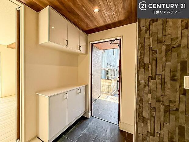 シューズボックス付きなので、玄関が片付きお掃除がしやすいです!スッキリした玄関で戸を開けた瞬間、清潔感のある心地いい空間が出迎えてくれます。