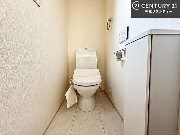 1・2階にトイレがございます!朝の忙しい時間帯も待たずにすみそうですね。白を基調とした清潔感のあるトイレでお手入れがしやすいです!