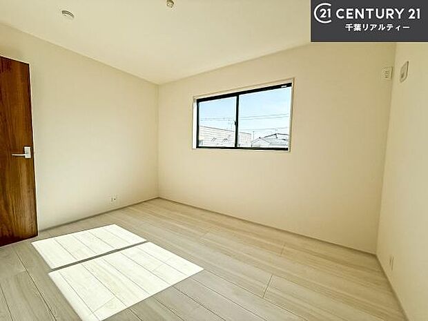 洋室は子供部屋や寝室、色々と用途多彩に利用できますね。収納力もたっぷりなので、広々気持ちよく過ごすことができます。