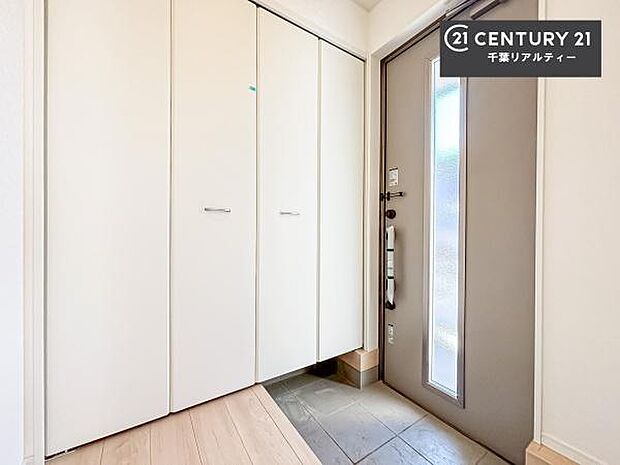 シューズボックス付きなので、玄関が片付きお掃除がしやすいです!スッキリした玄関で戸を開けた瞬間、清潔感のある心地いい空間が出迎えてくれます。