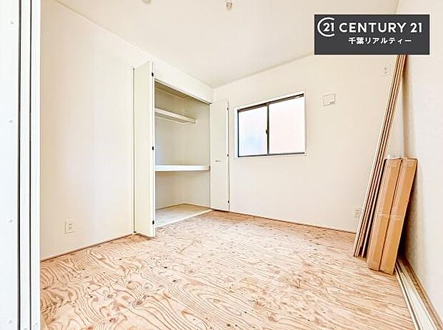 まだ畳は敷かれておりませんが、リビングと隣接している和室です!客間としてはもちろん、家事の休憩スペースとして使用するのもいいですね!