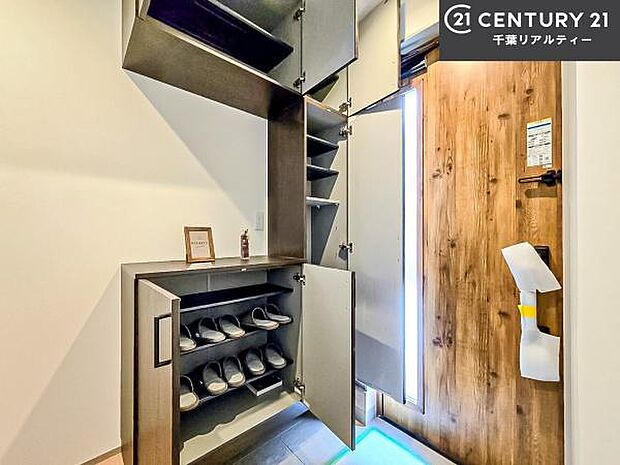 シューズボックス付きなので、玄関が片付きお掃除がしやすいです!スッキリした玄関で戸を開けた瞬間、清潔感のある心地いい空間が出迎えてくれます。