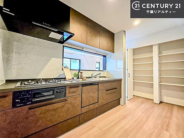 収納スペースが豊富で、調理スペースがスッキリと片付きひろ〜く活用できます!快適に作業ができます!毎日の料理が捗ります!