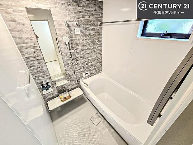 広々バスで一日の疲れをリフレッシュ。足が伸ばせるので、浴槽にもゆったりと浸かれますね!毎日のバスタイムが楽しみになります。