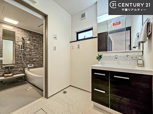 三面鏡仕様の洗面所は、身だしなみがしやすい造り!裏は収納になっています。ドライヤーやお化粧道具を片付けられるので洗面台周りをスッキリと見せることが出来ます!