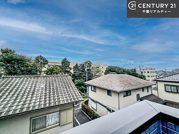 落ち着きある住宅街です!周囲には高い建物がなく、空が広く開放感があり、陽当たりを大きく遮られることもありません!気持ちの良い風が通り抜ける街並みです!