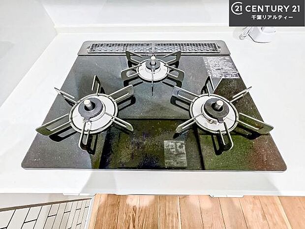 コンロは三口あるのでお料理の同時進行ができます。もちろんグリル付きです。調理スペースも広々している為作業がしやすい!使い勝手が良いシステムキッチンです!