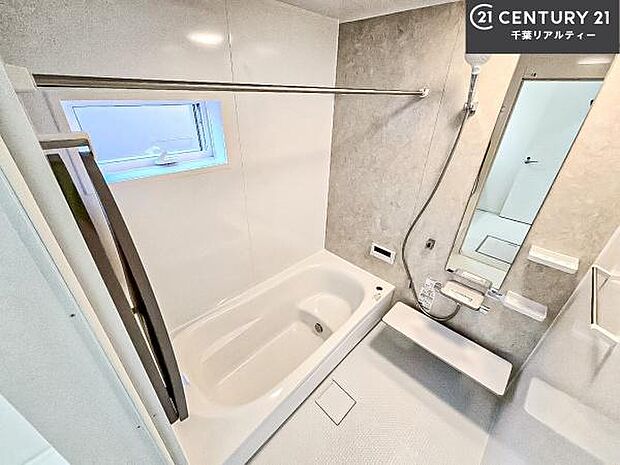 落ち着きある大人の雰囲気のバスルームは、シックなデザインでバスタイムが充実!お仕事頑張っているご褒美にお好みの匂いの入浴剤を入れて、楽しんでみてはいかがでしょうか?