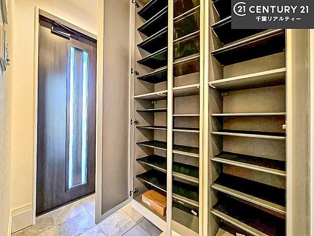 シューズボックス付きなので、玄関が片付きお掃除がしやすいです!スッキリした玄関で戸を開けた瞬間、清潔感のある心地いい空間が出迎えてくれます。