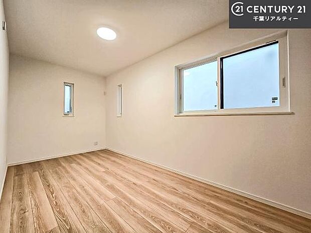 掃き出し窓がないお部屋は、お子様のお部屋としても安心です!収納スペースも充実しているので散らかったお部屋をサッと片付けられます!