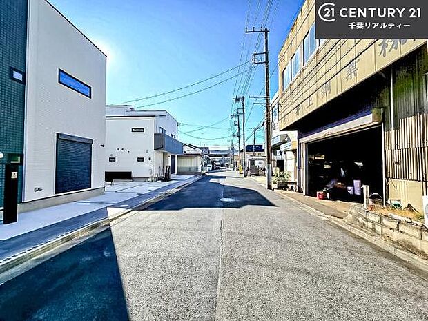 前面道路は7m!陽当り良好な立地です。車庫入れが苦手な方も安心ですね。