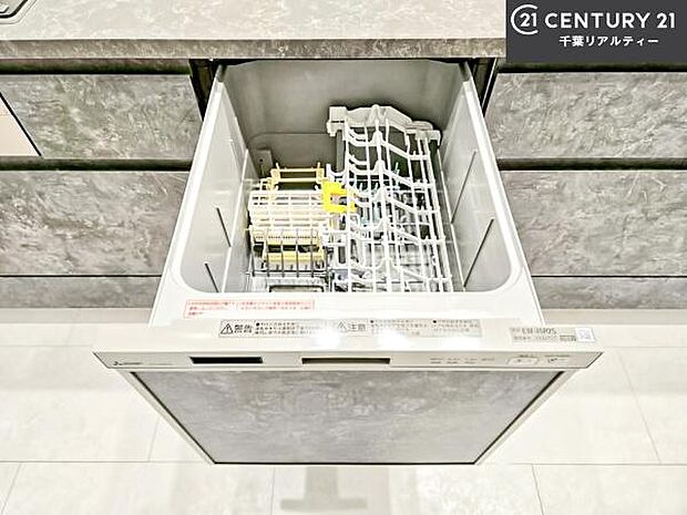 食洗機付き!忙しい時や冬場は手荒れ防止として大活躍します!ビルトイン仕様なので、場所も取らず調理スペースも広く使えて手際よく作業が出来ます!