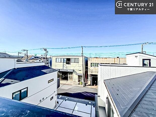 落ち着きある住宅街です!周囲には高い建物がなく、空が広く開放感があり、陽当たりを大きく遮られることもありません!気持ちの良い風が通り抜ける街並みです!