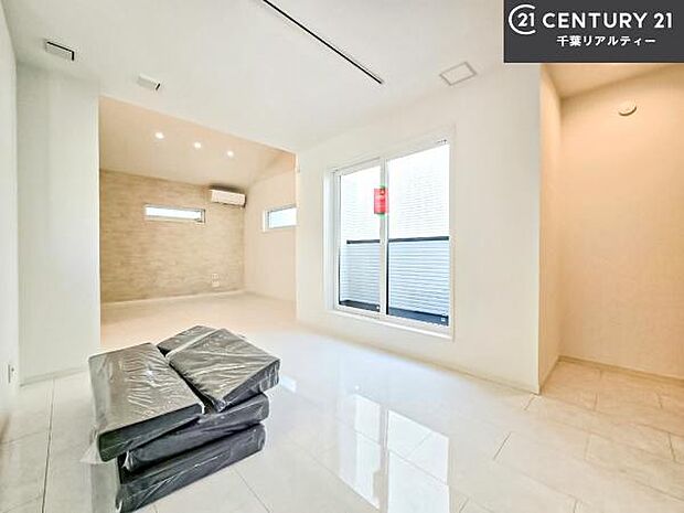 優しい陽だまりがリビングを包んでくれて居心地の良い空間を演出してくれます!くつろぎの時間を過ごせます!