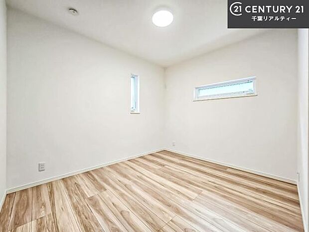 掃き出し窓がないお部屋は、お子様のお部屋としても安心です!収納スペースも充実しているので散らかったお部屋をサッと片付けられます!