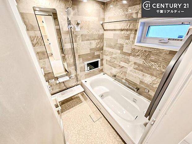 落ち着きある大人の雰囲気のバスルームは、味が出ていてバスタイムが充実!お仕事頑張っているご褒美にお好みの匂いの入浴剤を入れて、楽しんでみてはいかがでしょうか?