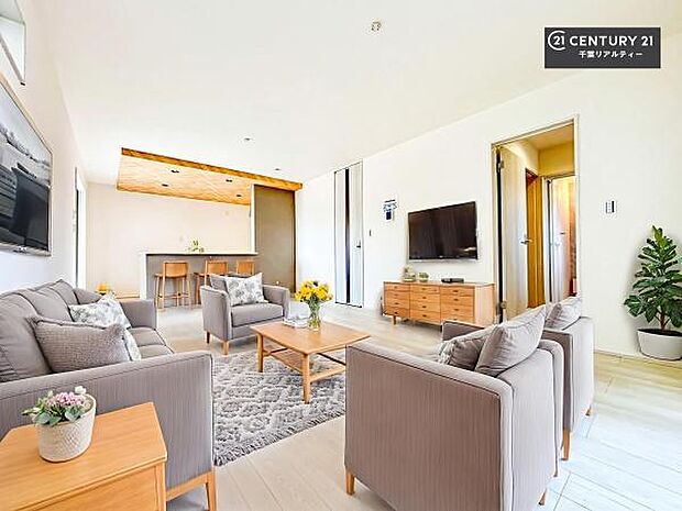 家具はCGパースです。心地良いリビングは家族が自然と集まります。家族団欒の時間が増えそうです。ご家族と、より一層充実した時間を過ごせそうですね。