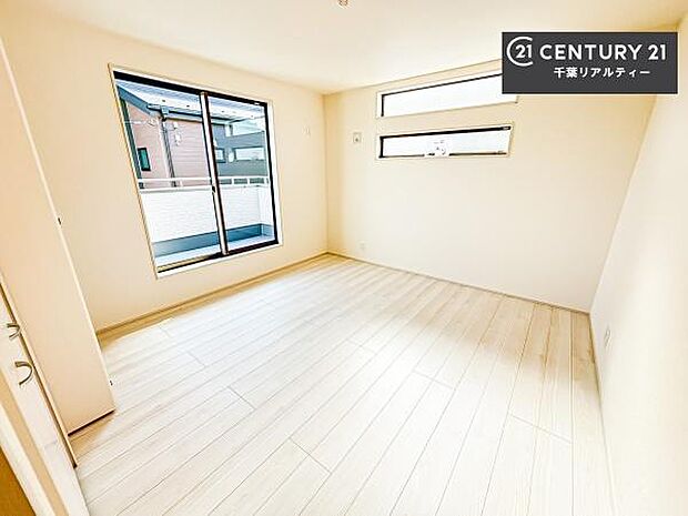 バルコニーに面している洋室です。明るく温もりがあり、換気もしっかりできます!朝起きて、外に出て背伸びをしつつ深呼吸をし良い朝を迎え入れることができます。