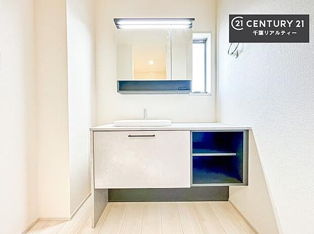 身なりを整える洗面所は、清潔感が大事です!水周りの清潔感のある雰囲気を演出!気持ちよくお使いいただけます。