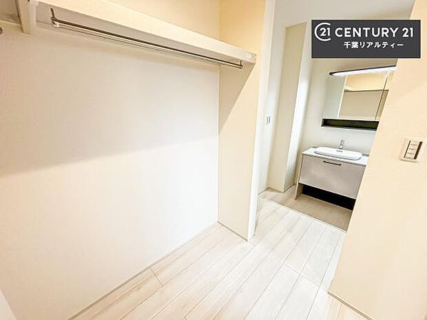 住空間をすっきり使うためには必須ポイントの収納スペースですよね。是非現地でご確認ください!