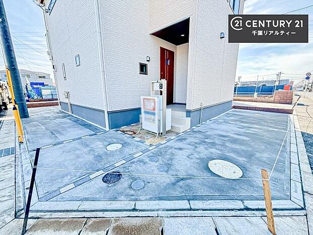 駐車スペースは2台分あります!セカンドカーはもちろん、バイクや自転車なども置き場所に困りません。